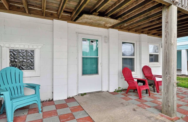 Beachside Escape – 2BR Ground-Floor Condo