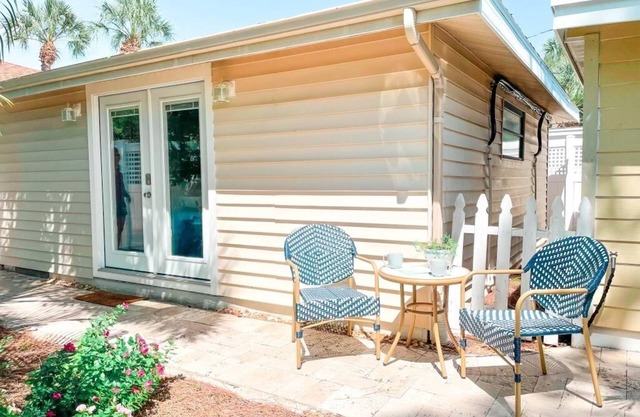 Beachy 1BDR/1BA: Walk to Beach, w/Parking!