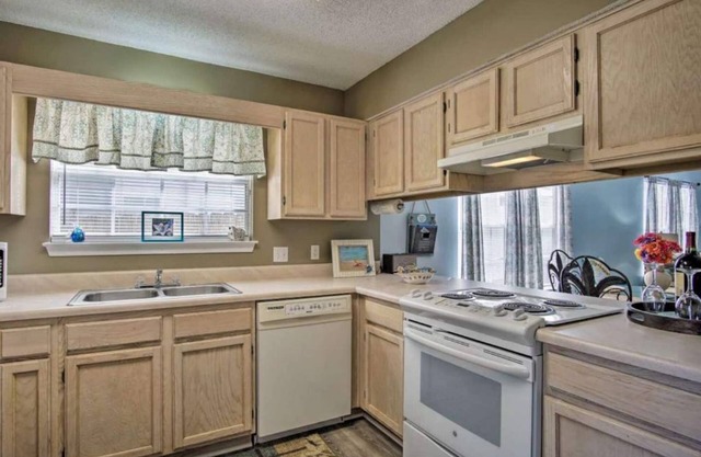 Beachy Home in quiet neighborhood! Must See!