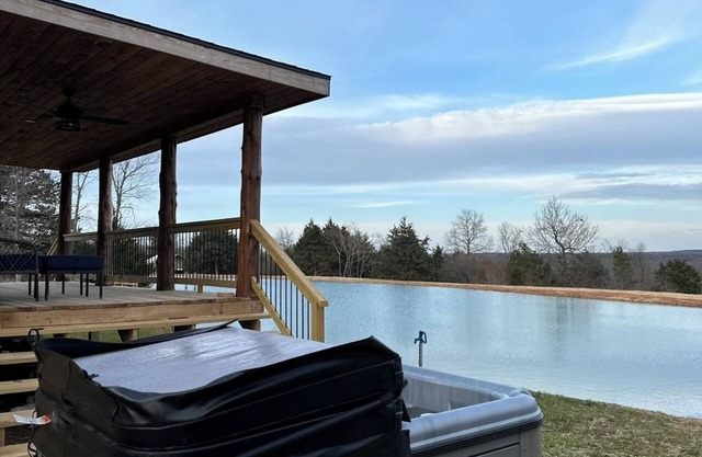 Bear Bottom Cabin! HUGE POND AND HOT TUB, KAYAKE, PADDLE BOAT, AND PADDLE BOARD!