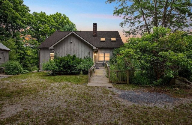 Bear Pass - Mountain View 4 Bedroom Home by RedAwning