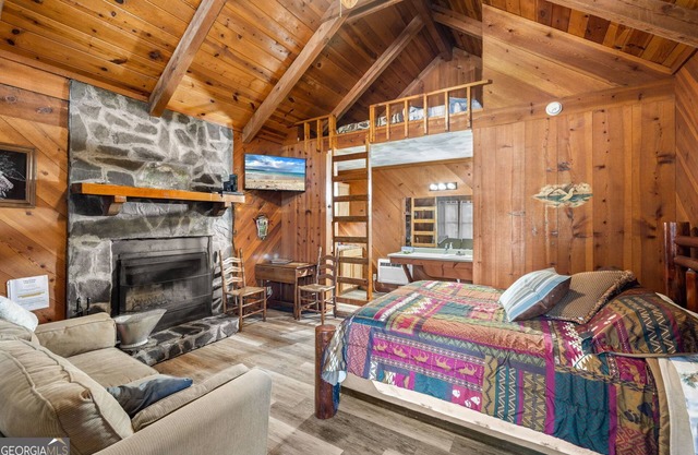 Bear Paw Cottage #5 Queen Log Bed: COZY!: Pet Friendly; 2 Adults/2 Children Max