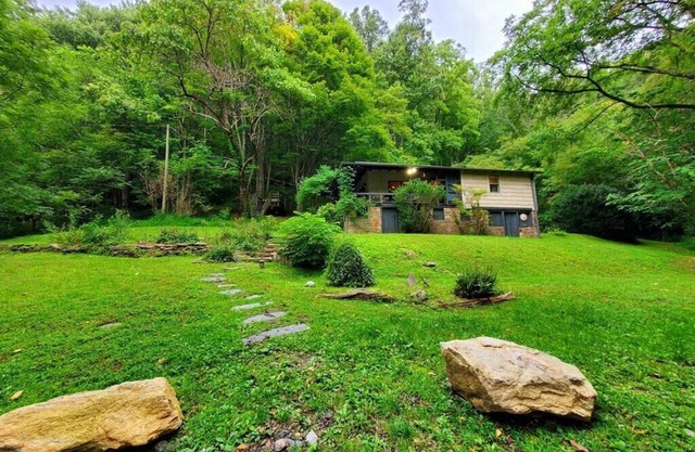 Bears Den: Private, Comfortable, Well Kept Cottage w Hot Tub overlooking River.