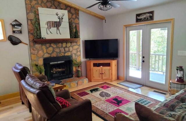 Beary’s Den where Chic meets Country in this Cozy Cabin