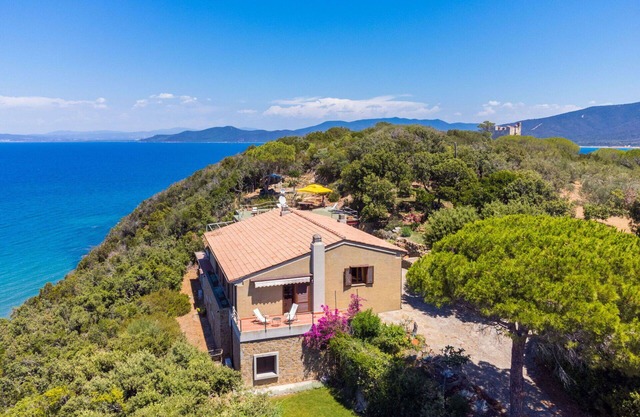Beautiful private villa for 12 people with WIFI, A/C, TV, terrace and pets allowed