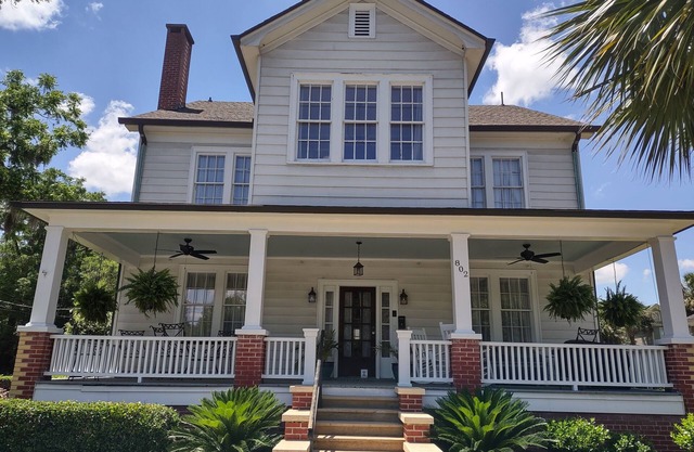 Beaufort Charm showcased in this elegantly updated 4-bedroom historic home.