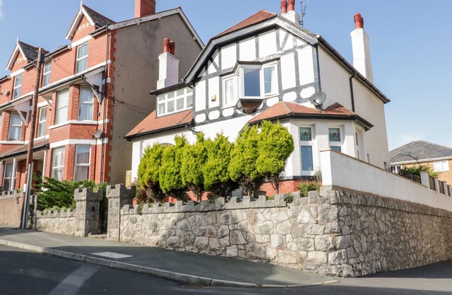 BEAUSITE, pet friendly, character holiday cottage in Colwyn Bay
