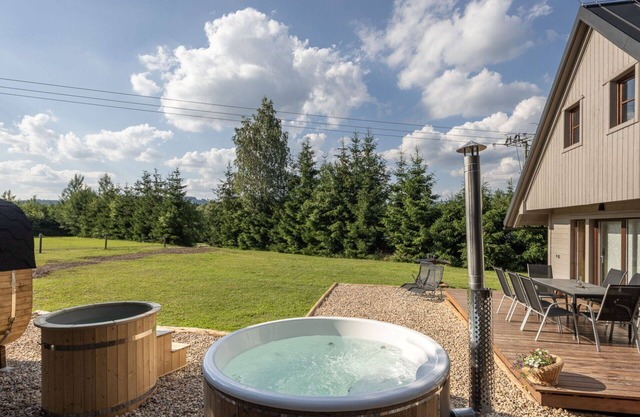 Beautiful private villa for 10 guests with WIFI, hot tub, TV, terrace and pets allowed