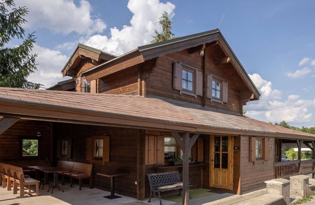 Beautiful private villa for 8 people with WIFI, hot tub, TV, terrace and pets allowed