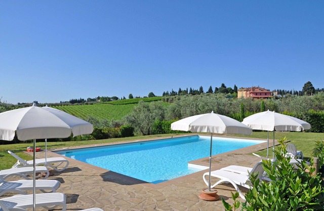 Beautiful apartment for 8 guests with A/C, pool, WIFI and panoramic view, close to Greve In Chia.