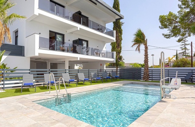 Beautiful 1 bd with terrace, pool and parking. Arruzafa III