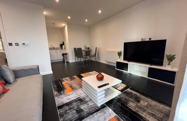 BEAUTIFUL 2 BED ENSUITE APT DARTFORD. 5 Mins walk to Train station & town Centre