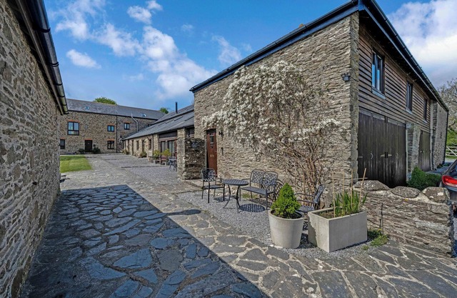 Beautiful 2 bed rural barn close to Bigbury on Sea. Golf, Beaches & Countryside