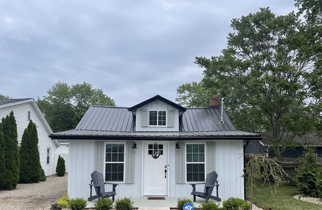 Beautiful 2-bedroom lake house w/ hot tub - 5 min walk to the lake!