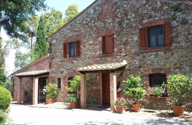 Beautiful, 200 year old natural stone house with pool, 20 minutes to the sea
