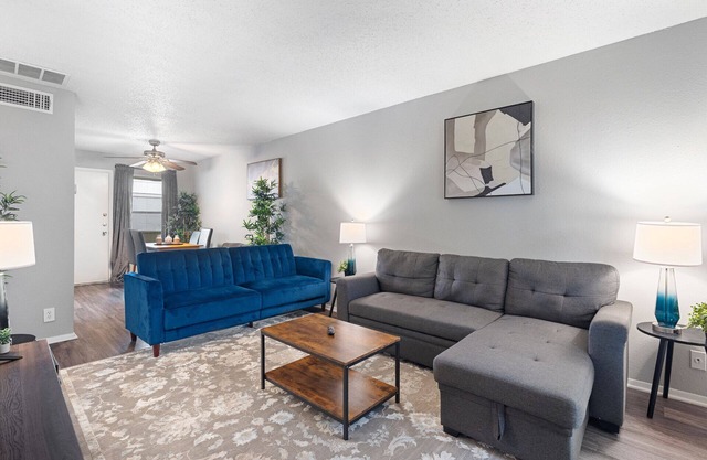 Beautiful 2BR/1BA in Hydepark 8836
