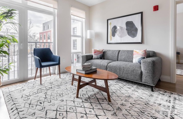 Beautiful 2BR in Newton Near Rail Station & Parks