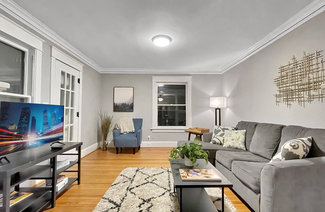 Beautiful 2BR N of Grand near Downtown