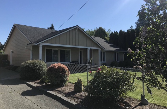 Beautiful 3 bed 2 bath house 2mi from ferry to downtown Seattle