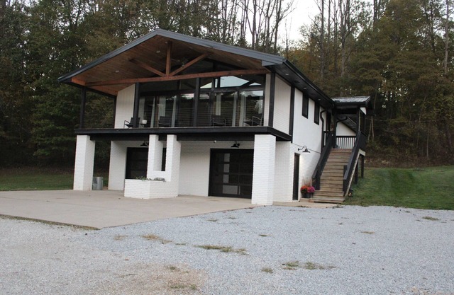 Beautiful 3 bedroom/4 bathroom house near Atwood Lake with stocked pond