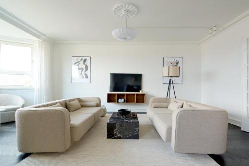 Beautiful 3 Bedroom Apartment Near Shopping & Metro