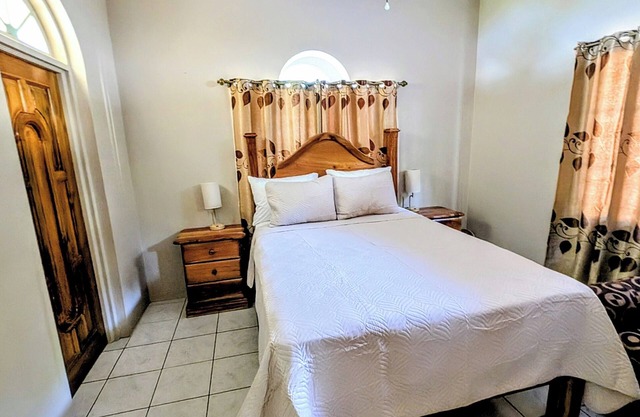 Beautiful 3-bedroom house with Oceanview in Hope Bay and AC