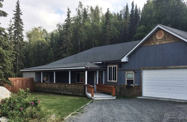 Beautiful 3 bedroom home located walking distance from Kasilof River boat docks.