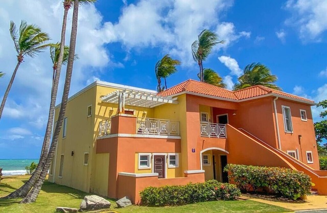 Beautiful 3 br for 7 beachfront walkout villa!