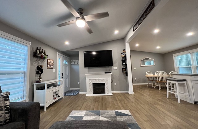 Beautiful 3 BR Full House w/King Bed on Dead End- 5 min from town!