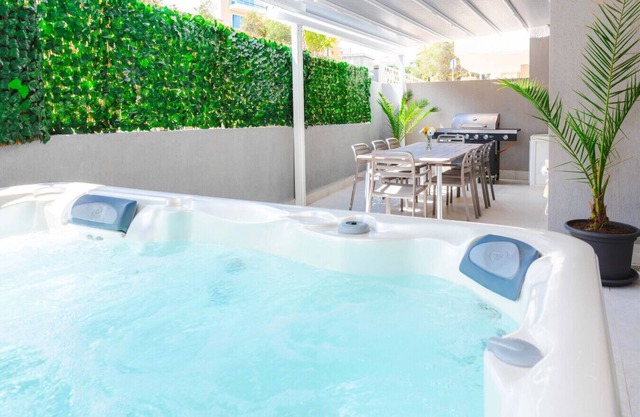 Beautiful 3BR with Private Jacuzzi by ArcoBnb