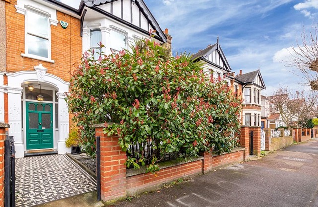 Beautiful 4 bed 3 bath family home next to parks, shops, central London trains