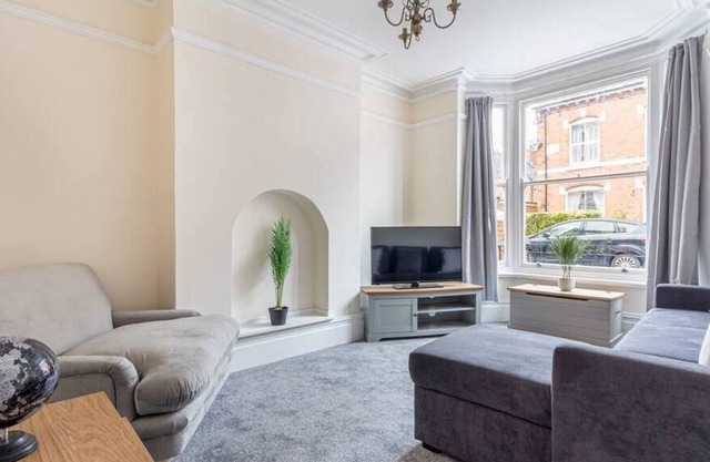 Beautiful 4 Bed House Worcester City Centre