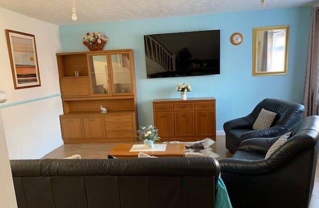 Beautiful 4-Bed House in Erith