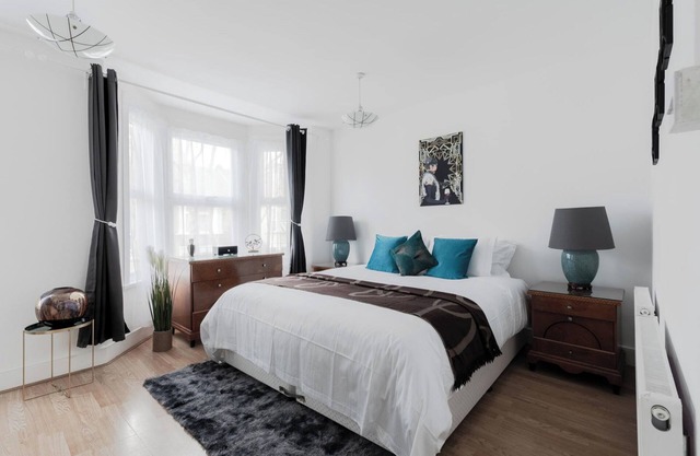 Beautiful 4-Bed House with garden in london