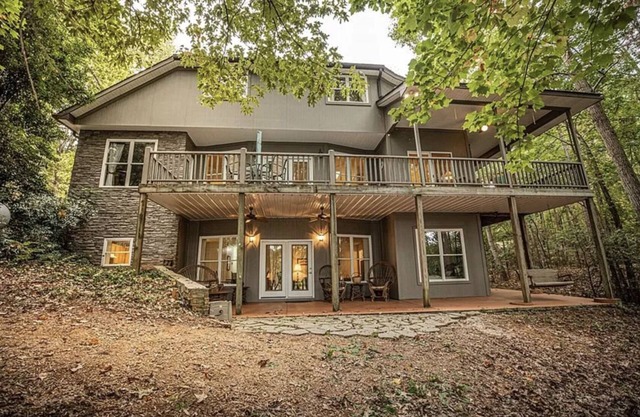 Beautiful 4 bedroom home on Lake Hartwell