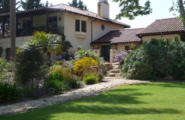 Beautiful 6 Bedroom Estate in Quiet Neighborhood