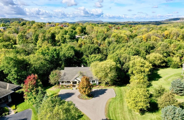 Beautiful 6bdrm, 6 bath, firepit, WIFI, Air Hockey, walking distance to pool