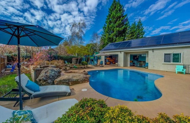 BEAUTIFUL 7/5 W/POOL/HOT TUB LOTS OF ROOM