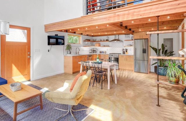 Beautiful Alberta Guesthouse | Full Amenities + AC