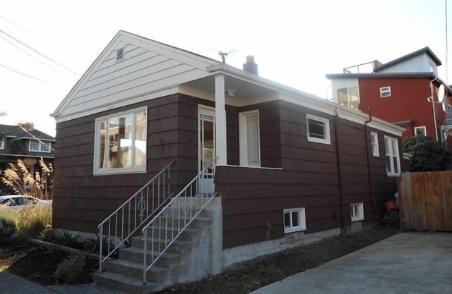 BEAUTIFUL ALKI BEACH COTTAGE 1/2 BLOCK TO BEACH 2 BR + 2 BATH