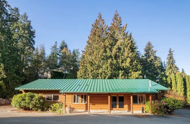 Beautiful and cozy log cabin with fireplace in Bellevue WA