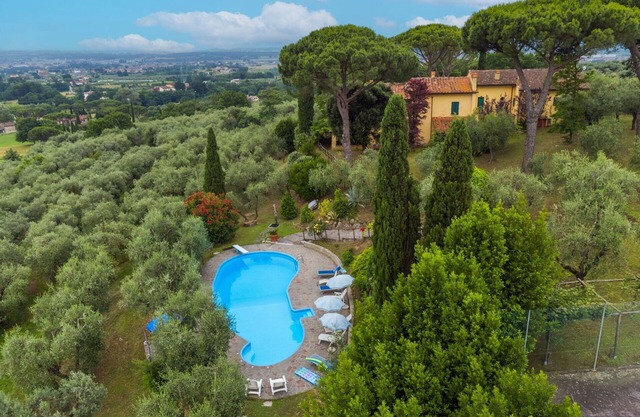 Beautiful apartment in villa for 6 people with WIFI, private pool, TV, patio and pets allowed