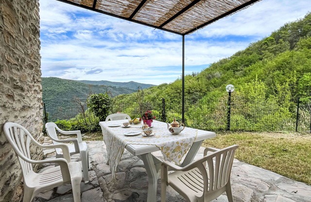 Beautiful apartment for 4 people with WIFI, pool, patio, pets allowed and panoramic view