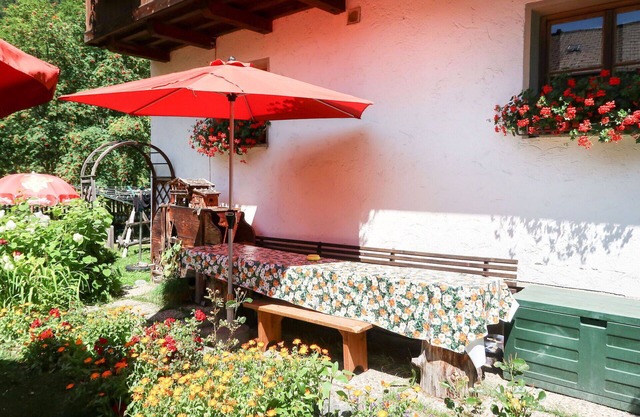 Beautiful apartment in villa for 4 guests with WIFI, TV, patio and pets allowed