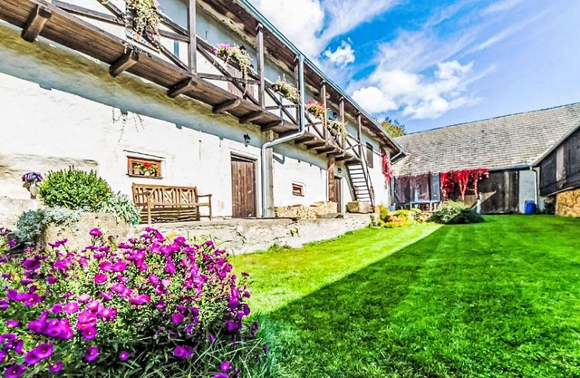 Beautiful apartment in villa for 4 guests with WIFI, pool, TV and pets allowed