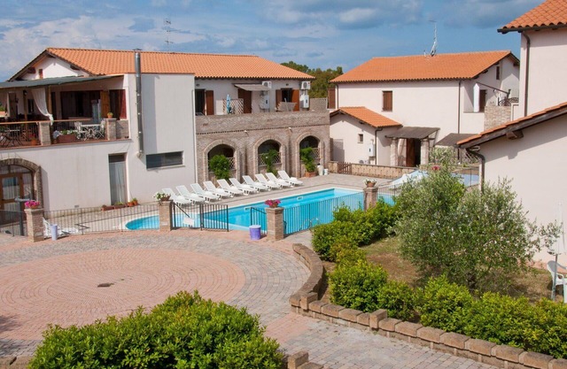 Beautiful apartment for 6 guests with A/C, pool, TV, patio and pets allowed