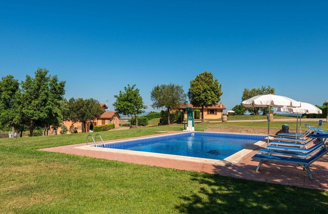 Beautiful apartment in villa for 4 people with pool, WIFI, A/C, TV, terrace and pets allowed