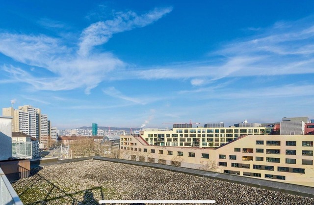 Beautiful Apartment in City Center Home Office Queen Size Bed