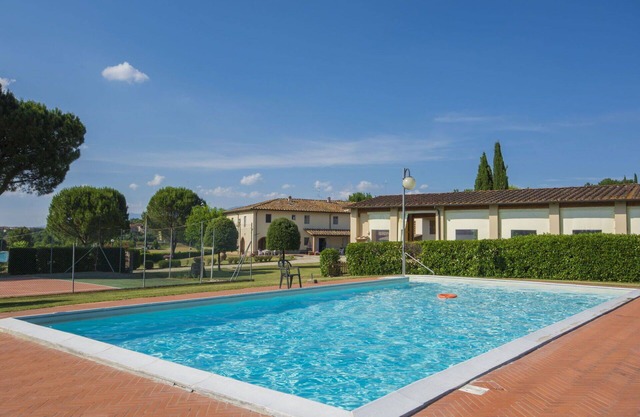 Beautiful apartment in villa for 7 guests with pool, WIFI, TV and pets allowed