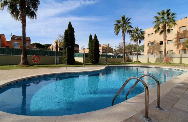 Beautiful apartment with terrace and swimming pool 1300m from Vilafortuny beach